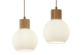 pol_pl_Lampa-wiszaca-biala-ryflowana-kula-drewno-bukowe-41843-ALBA-2-15406_9.webp