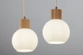 pol_pl_Lampa-wiszaca-biala-ryflowana-kula-drewno-bukowe-41843-ALBA-2-15406_10.webp